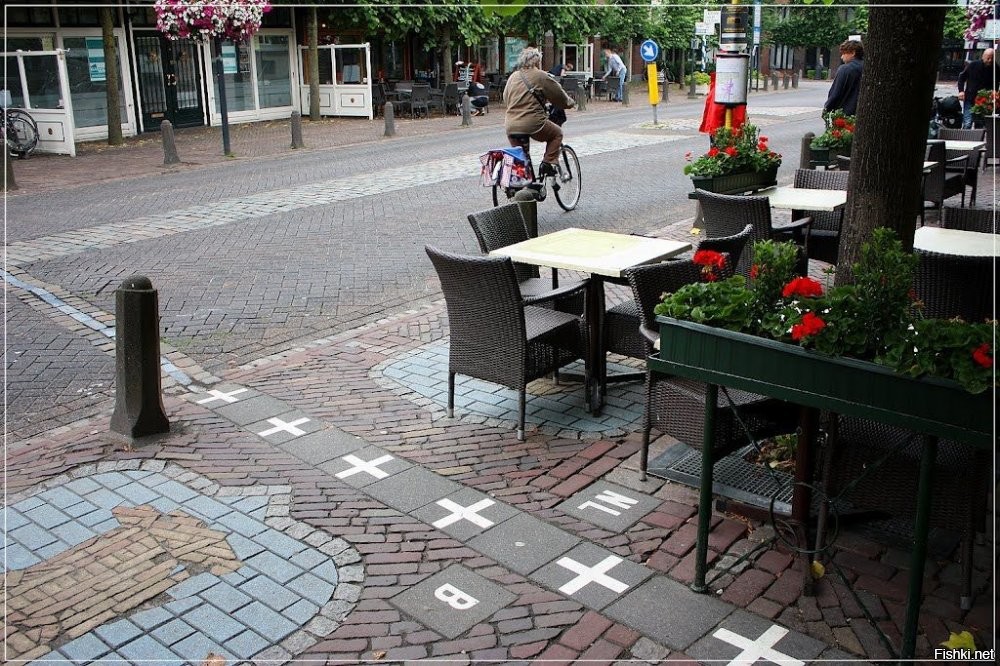 Что города? Там страны переходят одна в другую. Граница между Бельгией и Нидерландами: