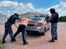 Тоже не понял, нахрена они хотели поставить его на колени - обыскивать они его будут тоже сами на коленях? Обычно обыск и задержание происходят всё-таки примерно так: