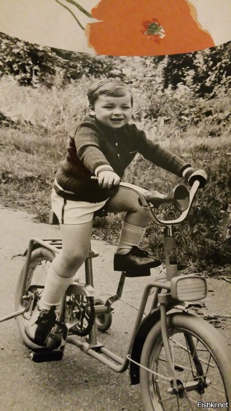 А это я со своими родителями. Год эдак 75. На фото самокат-велосипед сборно разборный,  мой папа за него получил авторское свидетельство. Правда в массы он не пошёл. У отца было очень много таких изобретений, что то пошло в производство, а что то так и осталось лежать у нас в шкафу.