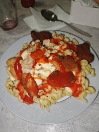 Всё в башке))) тут вычитал, что очень острая пища вообще не имеет вкуса. Только остроту. Но это нравится потому что острая еда, а конкретно капсаицин, вызывает выделение эндорфина в организме, а, при длительном употреблении, и зависимость даже, и поэтому нам нравится, ну как, нам, кто давно на остром сидит, есть очень острую пищу. Естественно, кто первый раз лезет во что то такое тот офигевает от остроты. Если что, я в таком количестве шрирачу употребляю. А моя жена, просто лизнув капельку с крышки от бутылки, бегает по потолку потом))))