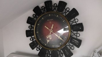 А стрелочки-то сбиты... Нет такого времени, что они показывают.