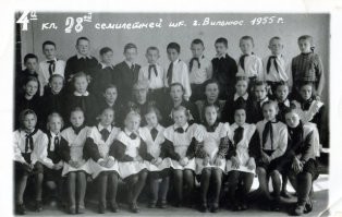 Так там и мальчики странновато одевались.

А так и галстуки пионерские носили, и значки комсомольские, и октябрятские звездочки. Насчет "никогда" все же преувеличено. В инете полно фотографий разных классов литовских школ советского времени.
