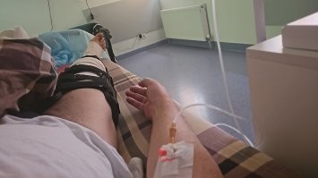 Понимаю, что пост имеет развлекательный характер. Но расскажу свою историю на эту тему :
Примерно год назад мне сделали операцию на коленный суставе. И пришлось примерно три месяца скакать на костылях. Правда на правой ноге мышцы превратились в холодец. Но в тот руки...
Как будто несколько лет висел на турнике. Бицепсы накачались,  словно в молодости ! Вот как надо качать мышцы !