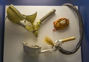 Собственно это идет с тех заповедных времен когда якобы американцы высаживались на луну.....
Все просто - зачем изобретать то, что не будет никогда использоваться, это слишком ДОРОГО.
Поэтому рассказывали вот про такие устройства, в то время когда у СССР было разработано вот это.....