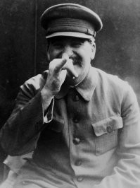 Это фотография была сделана летом 1935 года.
Обстановка в мире вообще "гамон"
В 1935 год в СССР ознаменовался пуском первой очереди московского метро (15 мая), началом «стахановского движения» после рекорда А. Стаханова
и отменой карточной системы на продукты. В стране активно шла индустриализация, проводилась генеральная реконструкция Москвы
А тут этот шутник хренов.