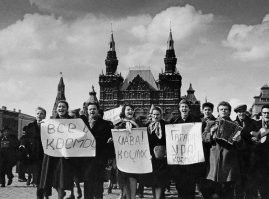 Начался новый сезон "Для всего человечества". Когда-то казалось что все будет именно так как в сериале, быстро базы на Луне, колонии на Марсе... А в действительности оказалось что за пределы орбиты Земли почти не надо летать, лишь редкие устройства на Марс забрасывались... Как-то грустно.
Но - лиха беда начало! С возвращением в чуть более дальний космос! Ну и песня Трошина: "На пыльных тропинках..."