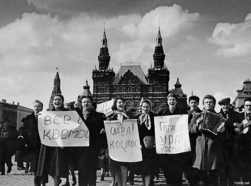 Начался новый сезон "Для всего человечества". Когда-то казалось что все будет именно так как в сериале, быстро базы на Луне, колонии на Марсе... А в действительности оказалось что за пределы орбиты Земли почти не надо летать, лишь редкие устройства на Марс забрасывались... Как-то грустно.
Но - лиха беда начало! С возвращением в чуть более дальний космос! Ну и песня Трошина: "На пыльных тропинках..."
