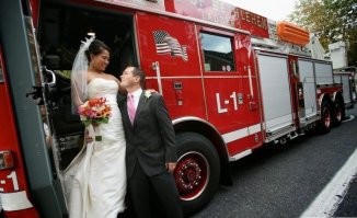 Жених приехал за невестой в кортеже из ассенизаторских машин