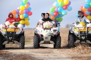 Жених приехал за невестой в кортеже из ассенизаторских машин