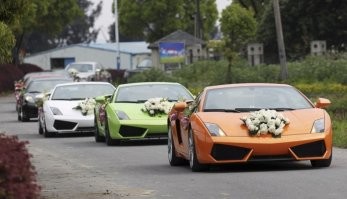 Жених приехал за невестой в кортеже из ассенизаторских машин