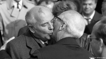 При этом целоваться взасос разрешалось только членам партии, а беспартийным - только при наличии рекомендации  от двух членов. Партии, конечно. Исключительным правом целовать без предупреждения обладал только Генеральный секретарь. Но только Л.И.Брежнев (хороший был мужик! царство ему небесное) целовал от всей своей коммунистической души. И дуло автомата было не так страшно, как угроза лишения партбилета. Вот где ужас-то был!