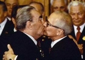 При этом целоваться взасос разрешалось только членам партии, а беспартийным - только при наличии рекомендации  от двух членов. Партии, конечно. Исключительным правом целовать без предупреждения обладал только Генеральный секретарь. Но только Л.И.Брежнев (хороший был мужик! царство ему небесное) целовал от всей своей коммунистической души. И дуло автомата было не так страшно, как угроза лишения партбилета. Вот где ужас-то был!
