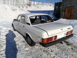 Вот правильный седан Волга :) А это... Без ЗМЗ-402 не считается!) 
Если чуть более серьёзно, то объясните мне кто-нибудь необходимость огромного вертикального телевизора в центре. Что навигация, что серфинг в инете, что (тем более!) видео предполагают горизонтальный экран. Нафиг такой лапоть, да ещё и вертикально?