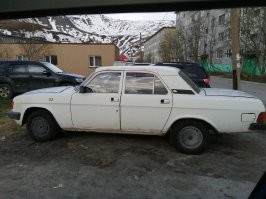 Вот правильный седан Волга :) А это... Без ЗМЗ-402 не считается!) 
Если чуть более серьёзно, то объясните мне кто-нибудь необходимость огромного вертикального телевизора в центре. Что навигация, что серфинг в инете, что (тем более!) видео предполагают горизонтальный экран. Нафиг такой лапоть, да ещё и вертикально?