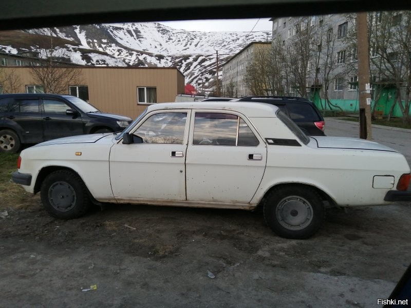 Вот правильный седан Волга :) А это... Без ЗМЗ-402 не считается!) 
Если чуть более серьёзно, то объясните мне кто-нибудь необходимость огромного вертикального телевизора в центре. Что навигация, что серфинг в инете, что (тем более!) видео предполагают горизонтальный экран. Нафиг такой лапоть, да ещё и вертикально?