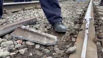 Много чего слышал, только укажи где на фото следы взрыва? И почему полотно под рельсом совершенно не повреждено? Может стоит подумать, прежде чем умничать?