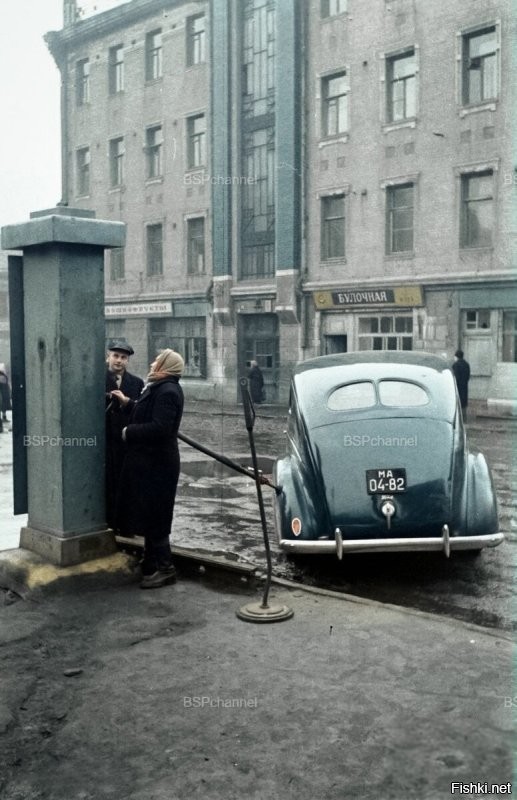 "Бензоколонка на Плющихе, у дома №44/2. Москва, 1947 год." Машина- Adler Autoban. Видел такую в реале, в начале 80-х. На последней фотке, притопленная ГАЗ 11-73, шестицилиндровая Эмка. Такую видел два раза, "живьём". Один раз в Москве, очень бодренько ехала за троллейбусом.  И ещё одну видел возле предприятия, в хорошем состоянии, но без фар.
