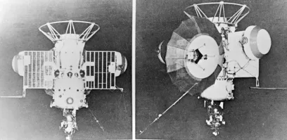 1962г. На аппарате "Марс-1" отчётливо видны солнечные батареи. Вероятно, уже кремниевые.  Пендосы утверждают, что это их аппарат Vanguard 1 имел первые солнечные батареи в космосе, а полетел он в 1968г.