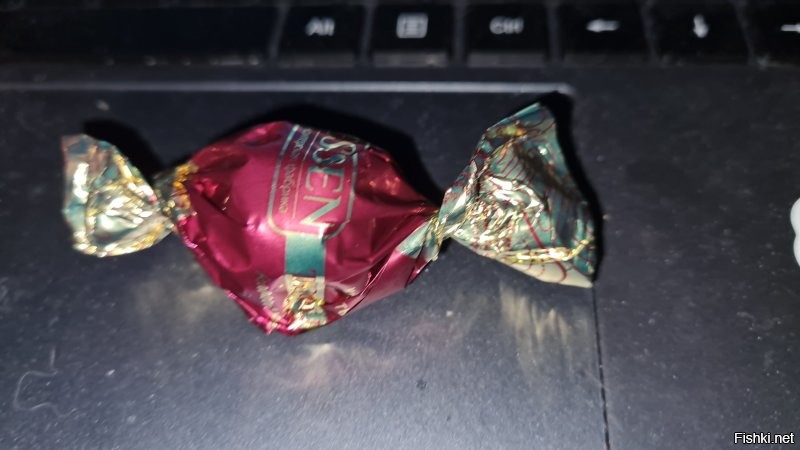 Я тут конфетки купил... Открываю, а там ЗВЕЗДА СМЕРТИ!