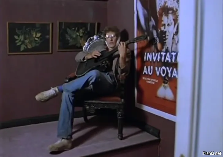 «Мэри Поппинс, до свидания».
Во второй серии картины дядюшка с группой родственной поддержки напевает песенку «33 коровы». Если присмотреться, то можно заметить рядом с ним на стене импортный плакат.
Это постер фильма «Приглашение в путешествие» (Invitation au voyage) Питера Дельмонте (Франция, Италия, Германия, 1982 год).
Краткий сюжет:
У главного героя Люсьена есть сестра-близнец и возлюбленная Нина (и это не две разные девушки). Как-то раз они спросили друг у друга, что каждый из них станет делать, если второй умрет. Юноша клянется: он сделает так, что она продолжит жить.
Близняшка действительно преждевременно умирает: ее убивает током, когда она плещется в молоке. Люсьен отправляется в автопутешествие. Тело любимой сестры он берет с собой. В пути юноша попивает то самое молоко, в котором скончалась Нина, слушает ее музыку и постепенно становится ею.
Постер к этой сентиментальной киноистории показан в «Мэри Поппинс…» лишь раз во время песенки про молоко. Нет, мы ни на что не намекаем!