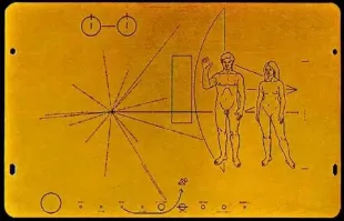 Америкосы уже давным-давно координаты Земли в космос отправили... 
Золотая пластинка «Вояджера» - позолоченная информационная пластинка с записью звуковых и видеосигналов, упакованная в алюминиевый футляр. Имеет диаметр 12 дюймов (около 30 см) и покрыта золотом для предохранения от эрозии под действием космической пыли.
Пластинки прикреплены к космическим аппаратам «Вояджер-1» и «Вояджер-2», которые в 1977 году были запущены с Земли. По состоянию на июль 2025 года «Вояджер-1» удалился на расстояние 25,07 миллиарда километров от Солнца. «Вояджер-2» удалился на расстояние 20,97 миллиарда километров. от Солнца.