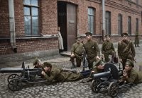 Раскрашенные фото, выглядят вообще неестественно. Даже смотреть противно. Солдаты лежат на булыжной мостовой, а у них на форме, ни пылинки, ни пятнышка, как будто мостовую с шампунем отмыли.