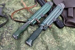 Охренеть новость, я и не думал, что амеры настолько отстали.
НРС (Нож Разведчика Специальный; индекс ГРАУ   6П25)   советский боевой нож, оснащённый стреляющим устройством, вмонтированным в рукоятку. Спроектирован под патрон замкнутого типа СП-3 в 1970-х годах Рафаилом Дмитриевичем Хлыниным по заданию Министерства обороны и Комитета госбезопасности СССР. С появлением в 1983 году на вооружении значительно более мощного патрона СП-4, нож НРС послужил основой для разработки аналогичного изделия НРС-2 в целях унификации огнестрельного арсенала по боеприпасу
НРС-2 «Взмах» (Нож разведчика специальный, индекс ГРАУ   6П31)   огнестрельное оружие специального назначения, разработанное на Тульском оружейном заводе для спецподразделений армии СССР, в настоящее время являющееся личным оружием нападения и защиты бойцов специальных разведывательных подразделений армии и некоторых подразделений правоохранительных органов, представляющее собой нож с вмонтированным в рукоять однозарядным стреляющим устройством. Предназначено для поражения противника в ближайшем бою клинком, при ударе или метании, а также выстрелом без шума и пламени на дальности до 25 м. На обухе клинка нарезана пила по металлу. В ножны встроены кусачки-обжимка детонаторов и плоская отвёртка. 
(первая фото НРС, вторся НРС-2)