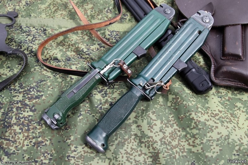 Охренеть новость, я и не думал, что амеры настолько отстали.
НРС (Нож Разведчика Специальный; индекс ГРАУ   6П25)   советский боевой нож, оснащённый стреляющим устройством, вмонтированным в рукоятку. Спроектирован под патрон замкнутого типа СП-3 в 1970-х годах Рафаилом Дмитриевичем Хлыниным по заданию Министерства обороны и Комитета госбезопасности СССР. С появлением в 1983 году на вооружении значительно более мощного патрона СП-4, нож НРС послужил основой для разработки аналогичного изделия НРС-2 в целях унификации огнестрельного арсенала по боеприпасу
НРС-2 «Взмах» (Нож разведчика специальный, индекс ГРАУ   6П31)   огнестрельное оружие специального назначения, разработанное на Тульском оружейном заводе для спецподразделений армии СССР, в настоящее время являющееся личным оружием нападения и защиты бойцов специальных разведывательных подразделений армии и некоторых подразделений правоохранительных органов, представляющее собой нож с вмонтированным в рукоять однозарядным стреляющим устройством. Предназначено для поражения противника в ближайшем бою клинком, при ударе или метании, а также выстрелом без шума и пламени на дальности до 25 м. На обухе клинка нарезана пила по металлу. В ножны встроены кусачки-обжимка детонаторов и плоская отвёртка. 
(первая фото НРС, вторся НРС-2)