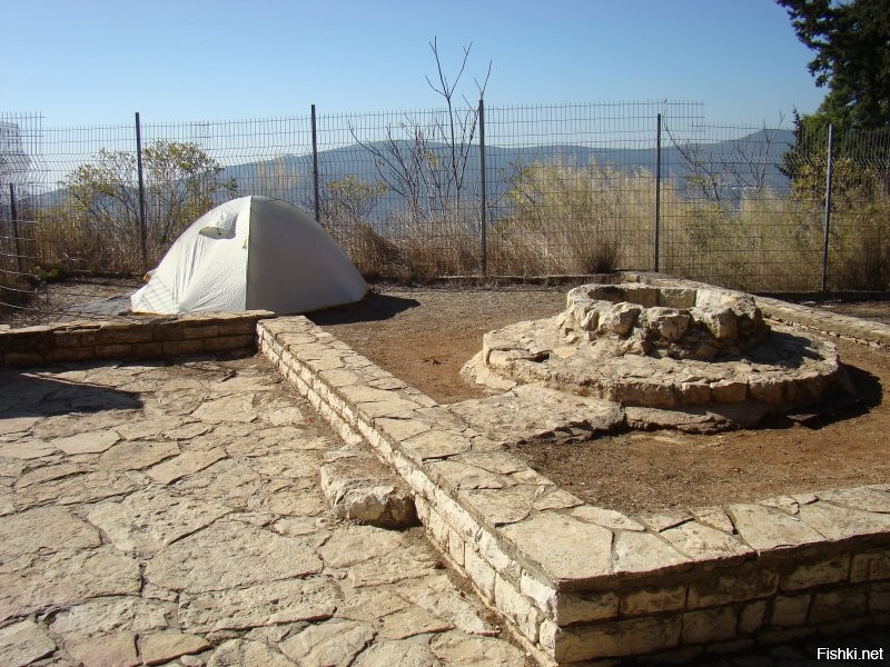 Справедливости ради: помоев на дорогах там не видел, хотя несколько раз проехал через всю страну с севера на юг и обратно, от Хермона до Эйлата. В принципе, везде довольно чисто. Но не без свинства. Даже в людных местах попадаются стихийные свалки. Тот же еврей, остановившись в парке на несколько дней с палаткой, может изрядно загадить всё вокруг. И всё же, в тех местах, где обитают арабы – намного грязнее. 
Школ за колючкой тоже не видел, но зато целые поселения за колючкой, причём именно еврейские, – очень сильно не редкость. Тоже от всяких бедуинов таким образом ограждаются.

1,2. Цфат, мемориальный парк. Палатка местного и его следы пребывания рядом.
3, 4. Арабские "дома".