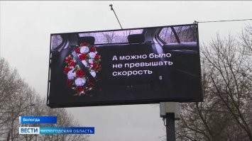 И вот такие огромные баннеры висят по всей Вологде и на трассах. Ладно бы один висел, они подряд идут друг за другом. Был там в командировке, эти баннеры просто давят и угнетают. Видимо, больше нечего на щиты повесить, бизнес в упадке. Полная херня.