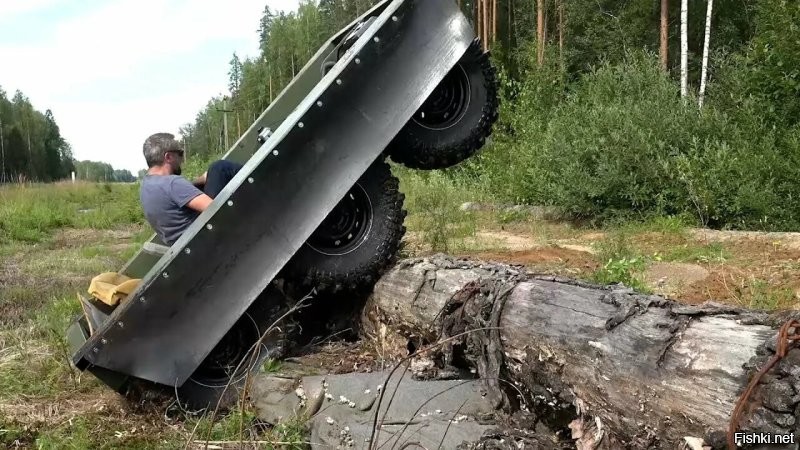 Для передка надо просто, надежно и ремонтнопригодно - Алексей Гагашьян уже давно разработал конструкцию "народного вездехода" - базовой модели "проходимца" из подручных материалов.  Мне вот интересно почему никто не взял его разработки, уж он то в вездеходах понимает как никто.  Там ведь вся суть конструкции, что она платформа для дальнейшей модернизации,  любые двигатели, любые навесы, причем изначально все можно закрепить с помощью молотка и сварки в полевых условиях.  И все стоит копейки, ну по сравнению с остальными. И максимально просто.