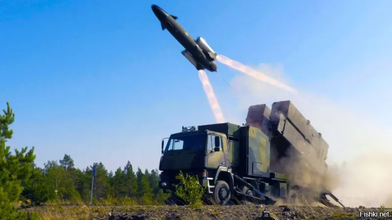 Похоже, что на вооружении Украины появились шведские мобильные пусковые установки с противокорабельными ракетами RBS-15.

Ракета RBS-15 несет боевую часть массой около 200 кг и наводится на цель по GPS + активной радиолокационной ГСН. В версии RBS-15 Mk3 дальность составляет 200 км, а в новейшей версии RBS-15 Mk4 Gungnir на расстояние уже более 300 км с возможностью поражения наземных целей, что делает ее фактически крылатой ракетой.