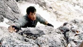 Сильна бабуля и отважна. Но страшно. Если бы не заметили вовремя и не сняли, то сорвалась бы совершенно точно.