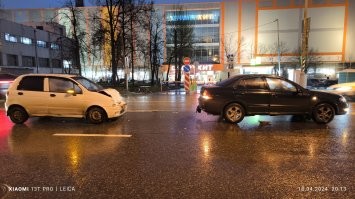 У меня было за 4 года три аварии, будучи курьером: 2 из них были задним ходом - в незнакомых дворах случалось. Короче, мелкие царапинки, легкие вмятины, лучше бы я по месту дал на руки от 10 до 15.000. потому что страховка стала, как на дрожжах: в начале отдал 23.000, потом 30.000.
Этой зимой тоже мелочь случилась,  даже оформлять не стал, просто 5.000 перечислил, иначе страховка стала бы под 50000. Реально, я столько ущерба не причинил, сколько оплатил страховой. Но не без плюсов, один"гость" из Таджикистана мне в задницу въехал, так что его Matiz уже никуда не поехал, п он хотел за 10000 отмазаться. Послал его нахрен, а страховая мне потом 86.000 перечислила.