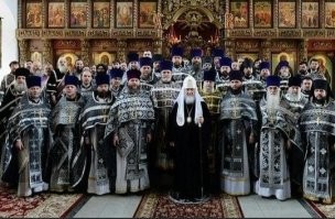 Эта пузато-бородатая писд@братия знает абсолютно всё, ведь у них есть сборник  мифологических баек!!! А это, знаете ли, весьма забористая шняга!!)