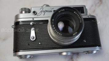 Зоркий-4 крутая вещь! Фото моё. Мне для съемок нужен был советский фотоаппарат и я его выпросил в краеведческом музее. Было приятно его держать в руке. Он не слишком легкий и не тяжелый, не скользкий и не прилипает к руке. Очень продуманная выверенная конструкция.