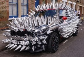 Я так понял, что у него концы шурупов наружу торчат из тачки