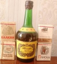 Много было болгарских и румынских вин.  Помню вино "Рымникское", а уж про "Гамзу" в плетёной бутылке и говорить не приходится... сухонькое и не дорогое, типа студенческого...  А из наших такого же типа было модавское "Алиготе", дешевое, около рубля 0,5л.  Наши рабочие наставники на студенческой производственной практике, называли эти вина"марганцовкой"....  Коньячок болгарский "Pliska", конечно, тоже был в почете...