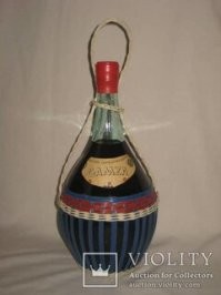 Много было болгарских и румынских вин.  Помню вино "Рымникское", а уж про "Гамзу" в плетёной бутылке и говорить не приходится... сухонькое и не дорогое, типа студенческого...  А из наших такого же типа было модавское "Алиготе", дешевое, около рубля 0,5л.  Наши рабочие наставники на студенческой производственной практике, называли эти вина"марганцовкой"....  Коньячок болгарский "Pliska", конечно, тоже был в почете...