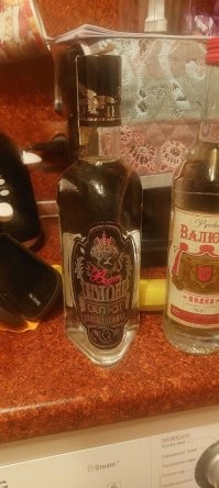 Нашёл у тёщи в сарае . Одна 2012 , вторая 2004 года .  Выпил на Новый Год обе - Живой...