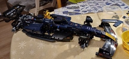 Не обязательно ж брать оригинальный! У меня сын, пока был маленький (7-8 лет), "болел" конструкторами Лего Ниндзяго. А это огромные зАмки, которые потом некуда ставить. Сейчас они благополучно разобраны по пакетикам и ждут своего часа, когда подрастёт внук. После перешёл на Лего Техникс и Лего Звёздные войны. 
Так вот я к чему всё это пишу. Ни одного оригинального конструктора у нас не было, только китайские реплики, которые ничем не отличаются от оригинала. Вернее отличаются, но только ценой! Вот на этот новый год он заказал как раз болид F1. И их на маркет плейсах каких хочешь, и не за 17 т.р. На последней фотографии сверху не поместился только Dodge Charger и Mini Cooper (они за стеклом стоят)