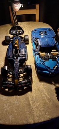 Не обязательно ж брать оригинальный! У меня сын, пока был маленький (7-8 лет), "болел" конструкторами Лего Ниндзяго. А это огромные зАмки, которые потом некуда ставить. Сейчас они благополучно разобраны по пакетикам и ждут своего часа, когда подрастёт внук. После перешёл на Лего Техникс и Лего Звёздные войны. 
Так вот я к чему всё это пишу. Ни одного оригинального конструктора у нас не было, только китайские реплики, которые ничем не отличаются от оригинала. Вернее отличаются, но только ценой! Вот на этот новый год он заказал как раз болид F1. И их на маркет плейсах каких хочешь, и не за 17 т.р. На последней фотографии сверху не поместился только Dodge Charger и Mini Cooper (они за стеклом стоят)