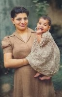 А потому что мамка в детстве в платья наряжала вот и получился фредик-гей
А пел то конечно хорошо.