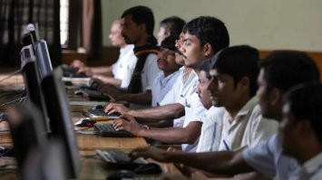 Да нихрена. Большинство тех Арджунов и есть ядро нынешних ИИ. ИИ надо поддерживать постоянно, ибо по сути это программы поисковиков и они часто упираются в ситуацию "нихрена я не нашла". И нужен такой Арджун, который вручную что-то там укажет. И квалификация его чуть выше того, что описано в статье. Вот как раз опытный и подойдёт.

Так что фотка актуальна, всякий раз пользуясь ИИ Вы хотя бы краем общаетесь вот с ними: