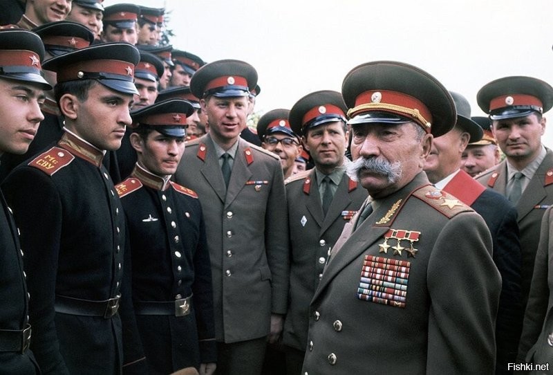 Семен Михайлович конечно же легендарная личность! А вот откуда у суворовца знак "Командир подводной лодки"?! Он вручался командирам ПЛ ВМФ СССР при вступлении в командование. Допускаю что носит как память об отце - командире ПЛ, но все равно дичайшее нарушение. Тогда отсюда возникает вопрос: а почему он суворовец, а не нахимовец.