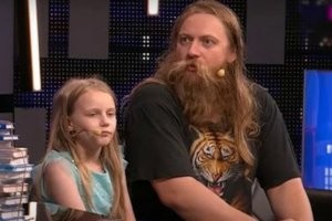 Опять за счёт ребёнка пиарится.