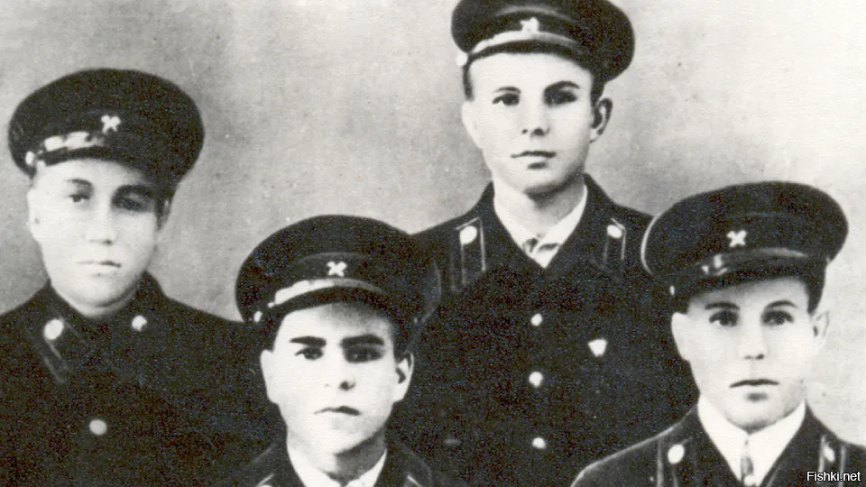 Юрин Гагарин с товарищами в Саратовском Индустриальном техникуме