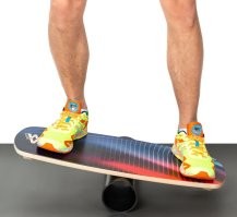 Ролик для балансировочной доски. Балансировочную доску вы точно видели в выступлениях цирковых акробатов и жонглеров. Ее таже используют для тренировки навыков равновесия серфингисты, скейтбордисты и сноубордисты. И просто для занятий физкультурой.