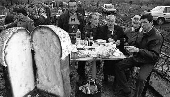 Вот вам пару заявлений сектантов из РПЦ:

"Пасхальная корзина должна состоять из того, что доставляет физическое удовольствие. Если ты освящаешь водку и не злоупотребляешь ею, это тоже может быть источником радости",   Митрополит Михаил.

"Употреблять алкоголь можно в этот день. А в каком количестве – это каждый для себя должен определить. Понятно, что в разумном, чтобы не потерять человеческий облик, не превратить праздник в пьянку, во что-то такое нехорошее, беспредельное. Любой алкоголь [допустим], ведь главное – количество. И вином можно упиться, а можно выпить рюмку-другую виски или водки и быть просто повеселее. Разумное употребление не грех, а все неразумное будет грехом", – пояснил отец Дмитрий.

Ну что же, сами разрешили.