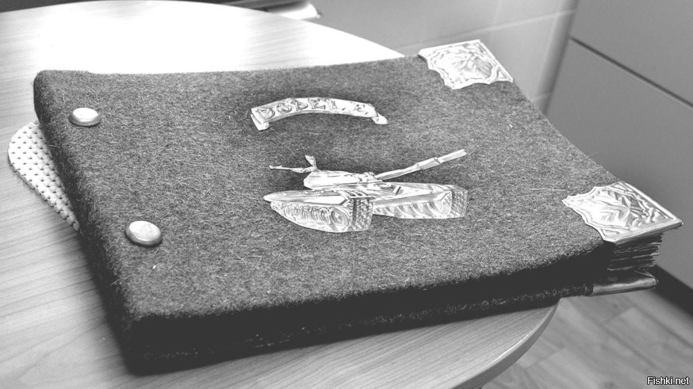 Угу. 

Вспоминается дембельский альбом СССР обтянутый шинельным сукном.